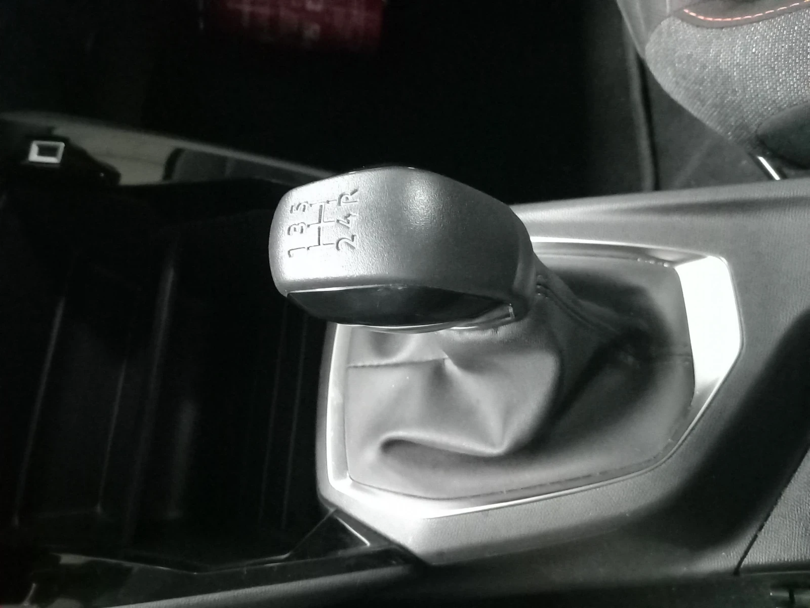 Peugeot 208  - изображение 7