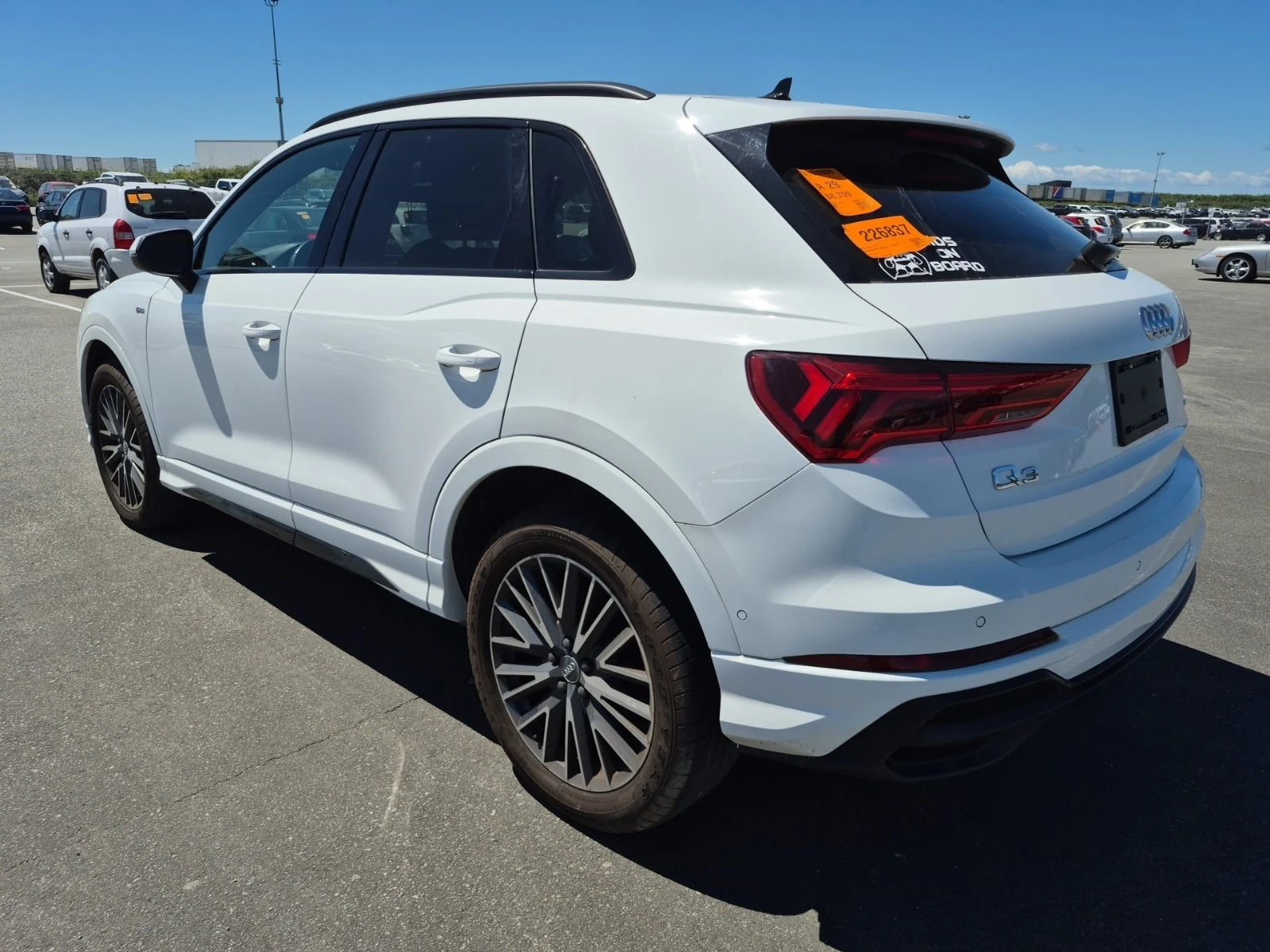 Audi Q3  Technik / Distronic / B&O / CARFAX / Автокредит, снимка 4 - Автомобили и джипове - 55986661