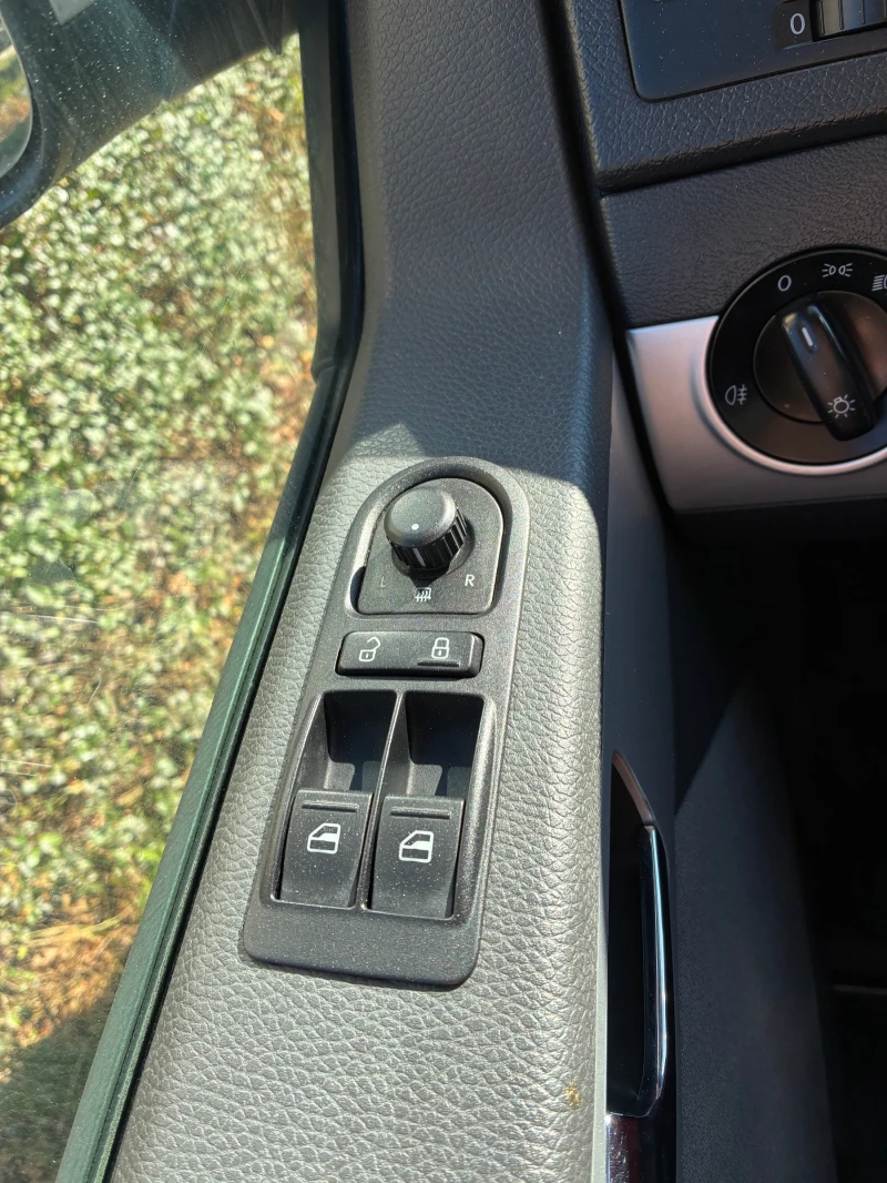 VW Multivan Т5 facelift, снимка 9 - Бусове и автобуси - 52794474