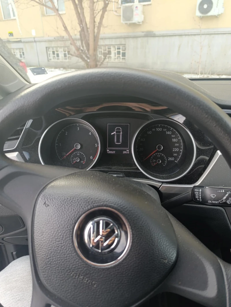 VW Touran, снимка 13 - Автомобили и джипове - 51720237