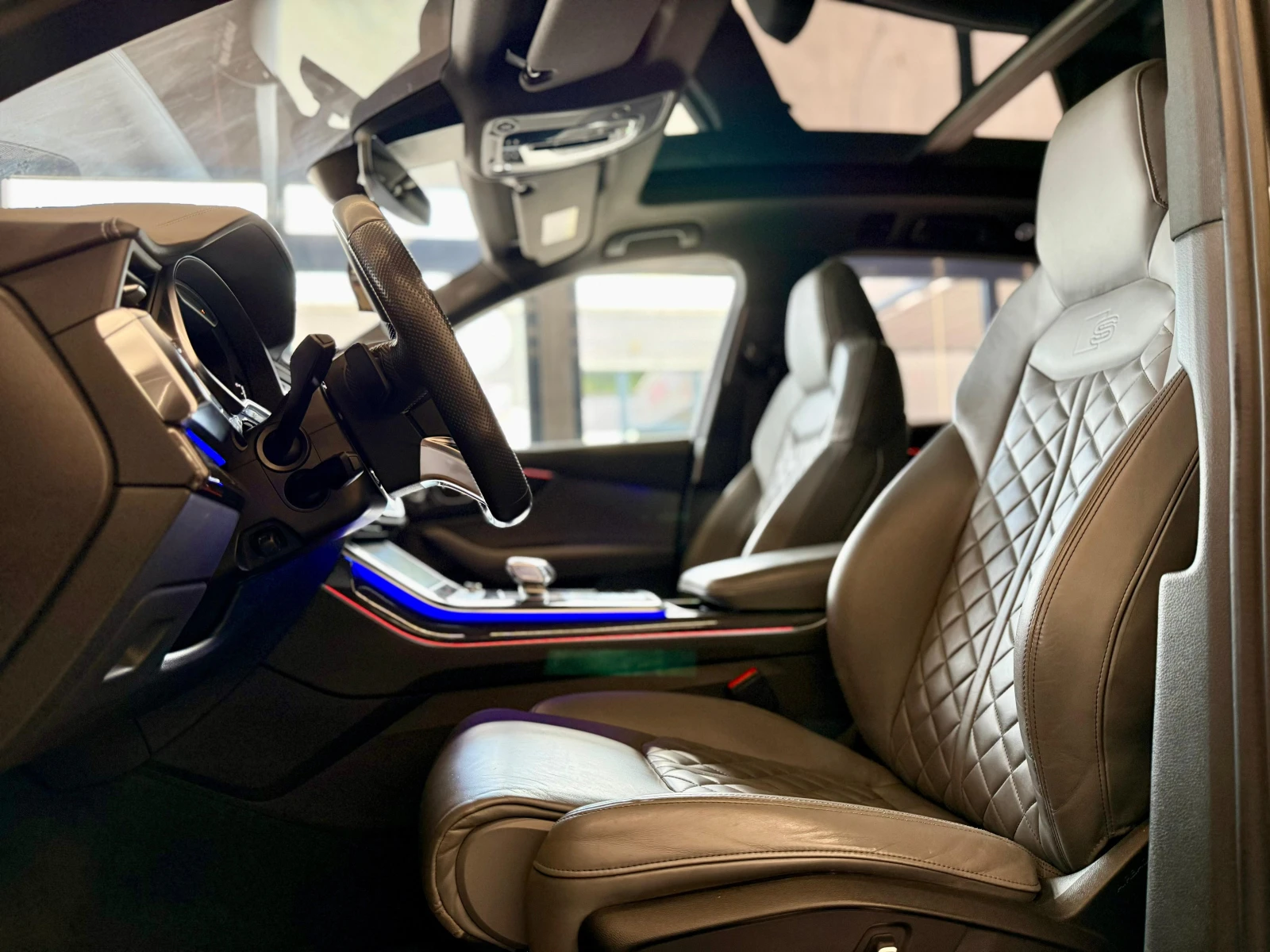 Audi SQ7 Bose* HeadUp* SoftClose* Лизинг* Laser* 7-местен - изображение 8