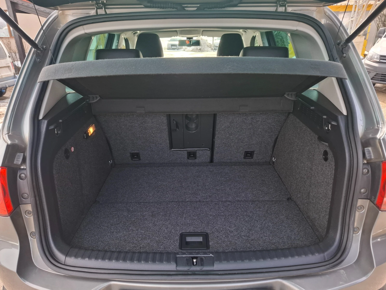 VW Tiguan 2.0 4Motion/Navi/Кожа/Подгрев/Камера, снимка 14 - Автомобили и джипове - 53603335