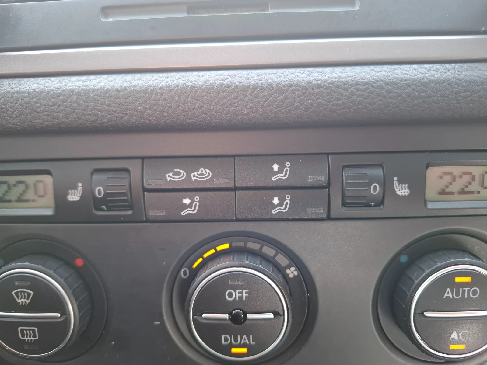 VW Tiguan 2.0 4Motion/Navi/Кожа/Подгрев/Камера, снимка 11 - Автомобили и джипове - 53603335