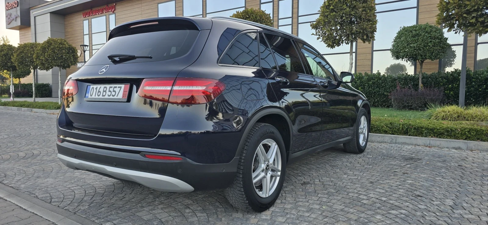Mercedes-Benz GLC 220  9G tronic* 4matic* ПАНОРАМА* КОЖА* ПОДГРЕВ* K, снимка 6 - Автомобили и джипове - 55415741