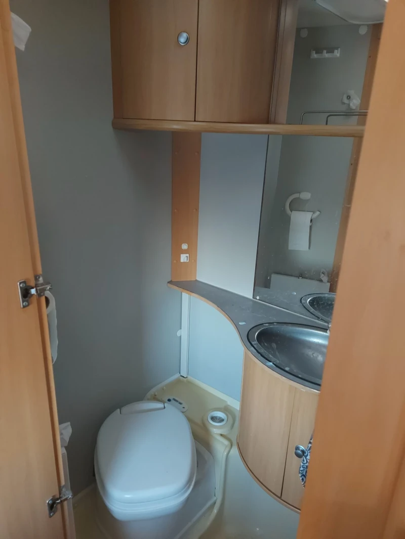 Кемпер Dethleffs Globetrotter / ALDE / двуетажно легло, снимка 13 - Каравани и кемпери - 52741122