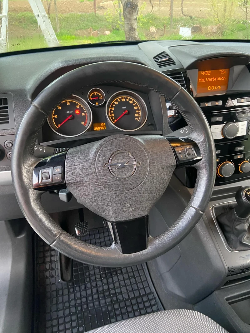 Opel Zafira 1.7 CDTI, снимка 9 - Автомобили и джипове - 52632026