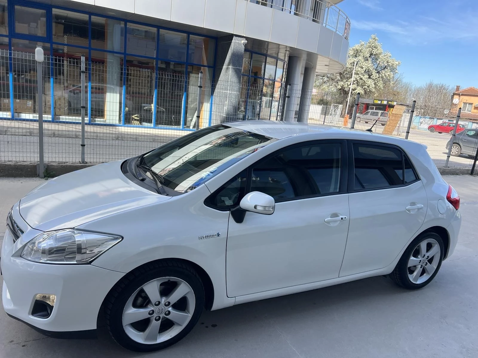 Toyota Auris 1.8 Hybrid - изображение 4