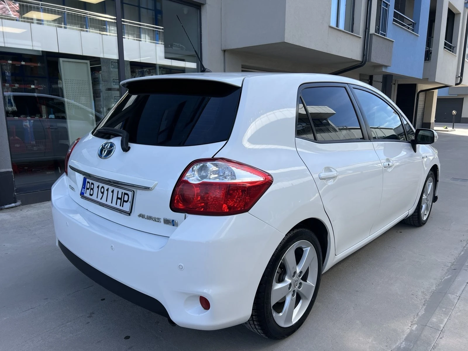 Toyota Auris 1.8 Hybrid - изображение 7