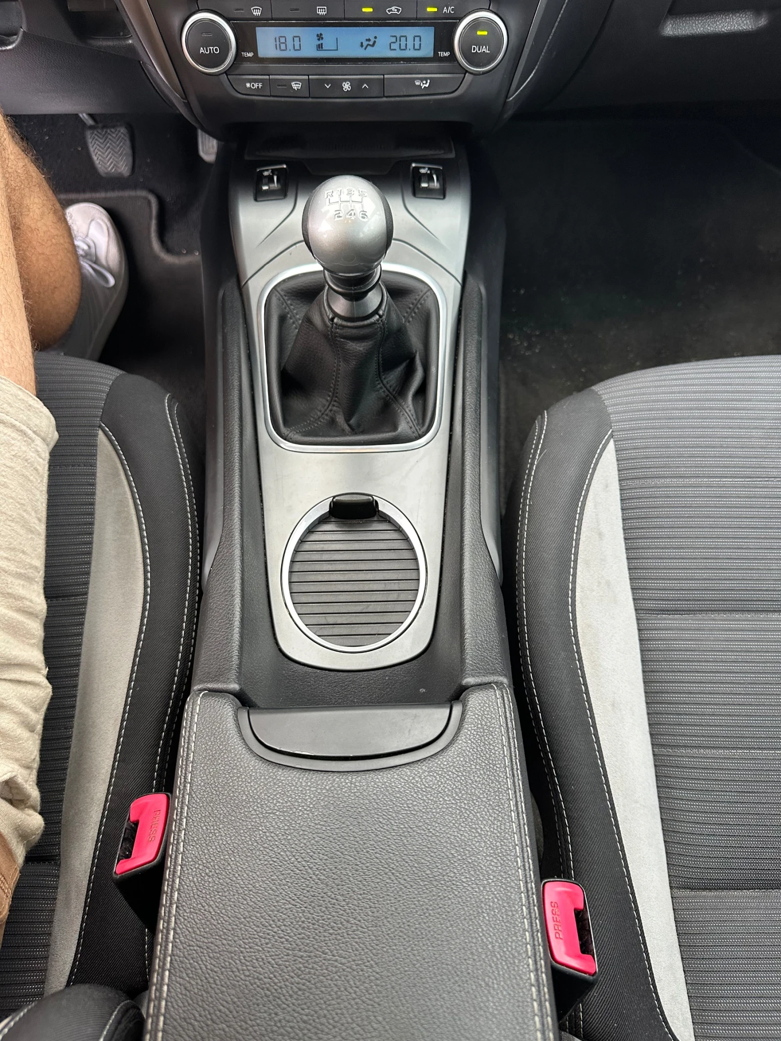 Toyota Avensis 2.0 D-4D 143 PS Facelift Pano LED Keyless, снимка 7 - Автомобили и джипове - 55156665