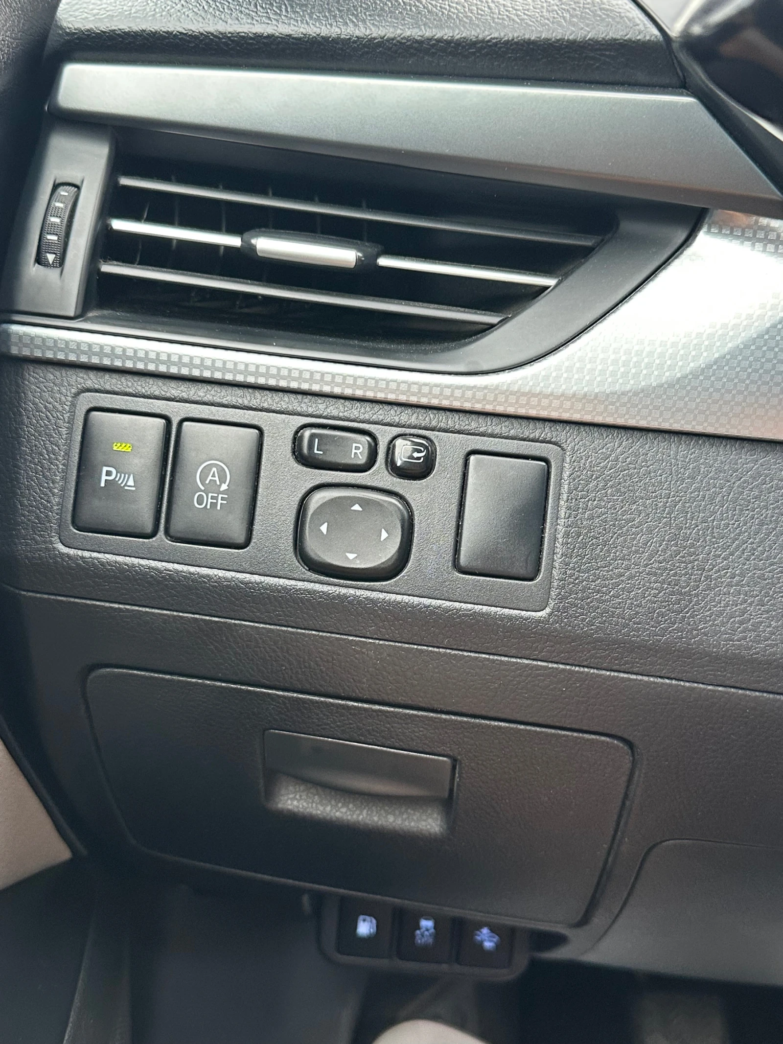 Toyota Avensis 2.0 D-4D 143 PS Facelift Pano LED Keyless, снимка 12 - Автомобили и джипове - 55156665