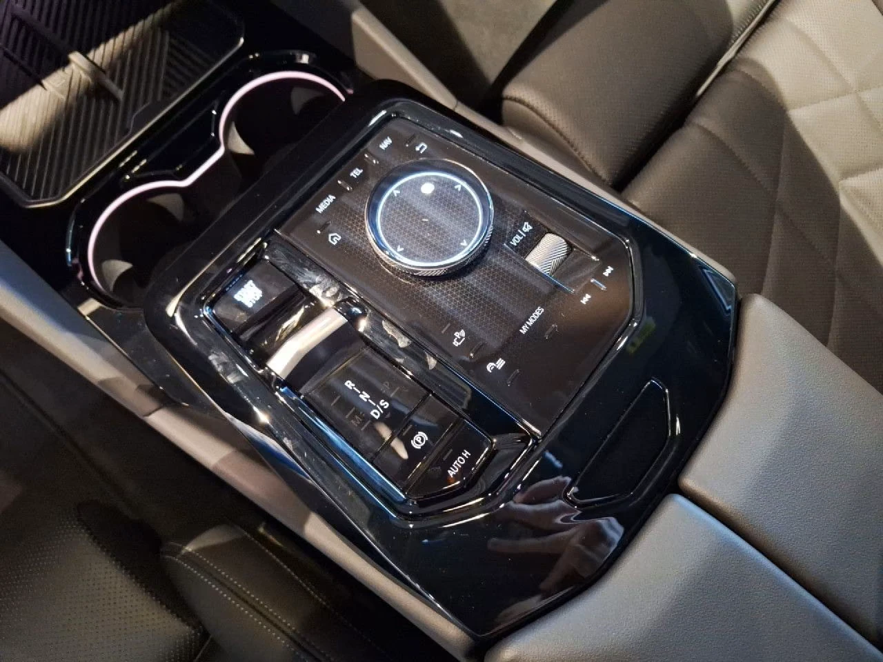 BMW 550 e* XDRIVE* M-SPORT* HEAD-UP* PANO* H&K* DISTR* MEM | Mobile.bg � ����������� 9