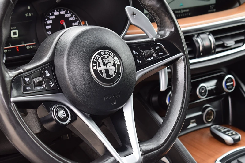 Alfa Romeo Stelvio 2.0ШВЕЙЦАРИЯ-ДИСТРОНИК/КОЖА/НАВИ/LANE ASSIST/4x4, снимка 9 - Автомобили и джипове - 51682052