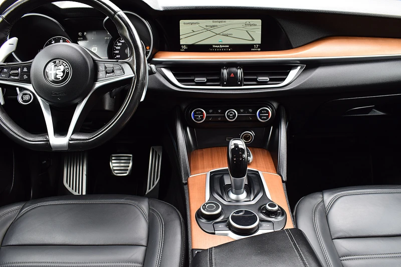 Alfa Romeo Stelvio 2.0ШВЕЙЦАРИЯ-ДИСТРОНИК/КОЖА/НАВИ/LANE ASSIST/4x4, снимка 10 - Автомобили и джипове - 51682052