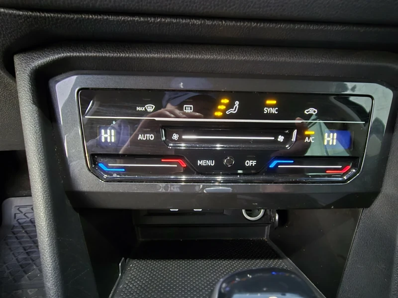 VW Tiguan, снимка 11 - Автомобили и джипове - 52550441