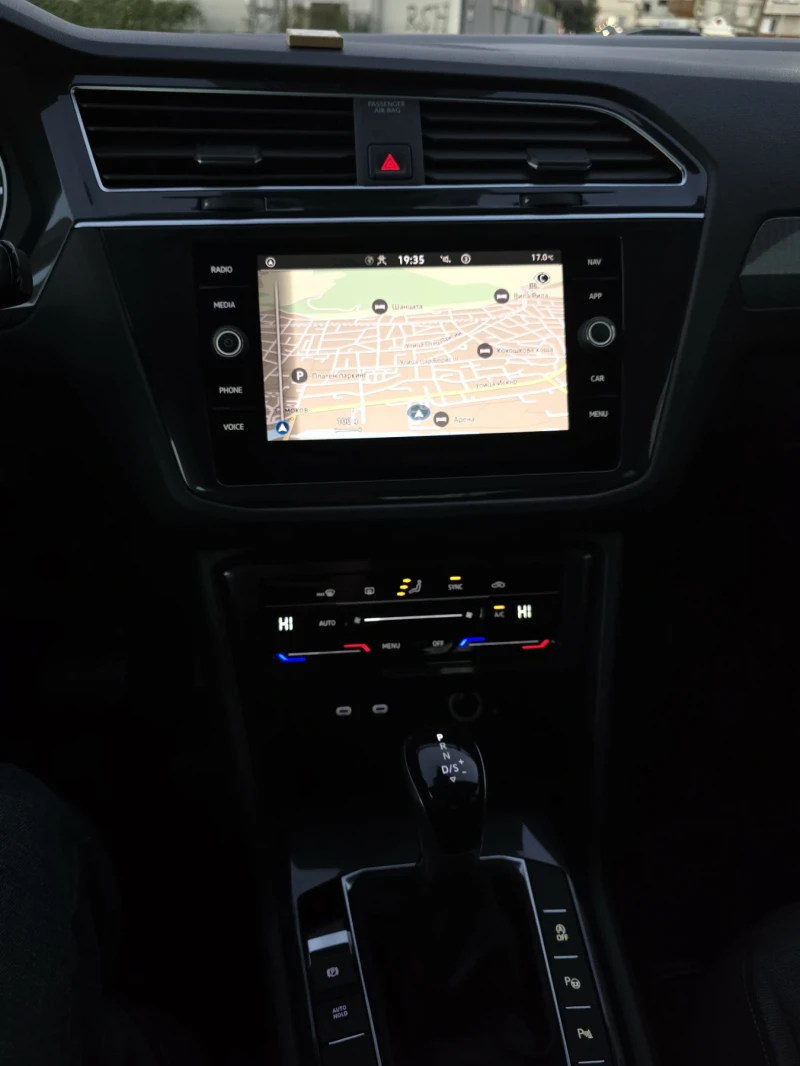 VW Tiguan, снимка 10 - Автомобили и джипове - 52550441