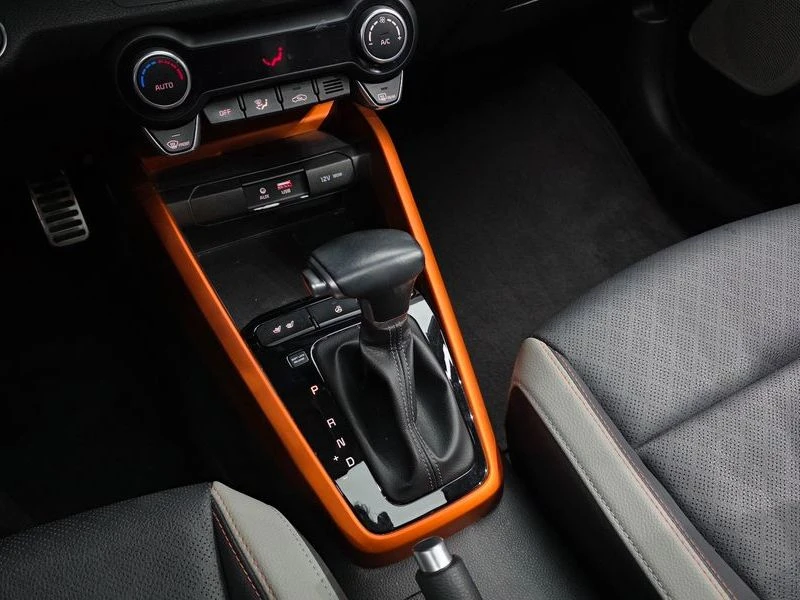 Kia Stonic 1.4| 95к.с.| ВКЛ.ТЕХНОТЕСТ, снимка 9 - Автомобили и джипове - 55363300