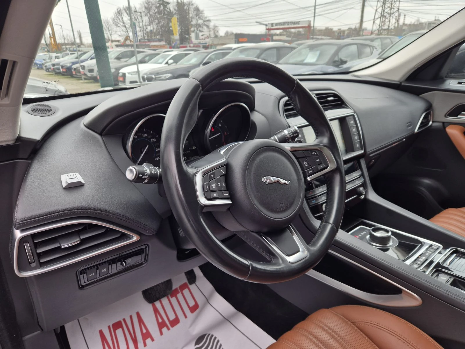 Jaguar F-PACE 2.0D-ПАНОРАМА-168.000км-СУПЕР СЪСТОЯНИЕ, снимка 8 - Автомобили и джипове - 53888325