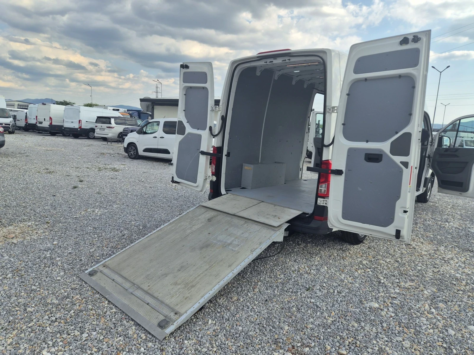 VW Crafter 2.0 TDI * НАВИ * Падащ Борд * Клима * Макси, снимка 14 - Бусове и автобуси - 55619035