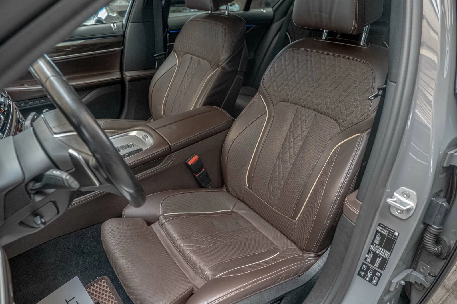 BMW 750 М-Packet/xDrive/Harman Kardon/HuD/Обдухване/Камера, снимка 11 - Автомобили и джипове - 54222530