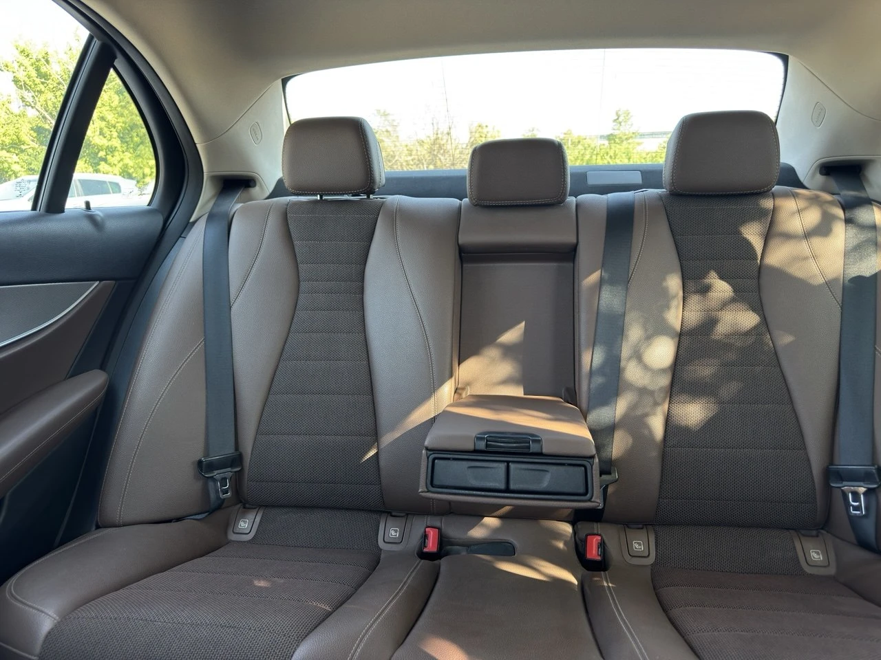 Mercedes-Benz E 220, снимка 12 - Автомобили и джипове - 55545927