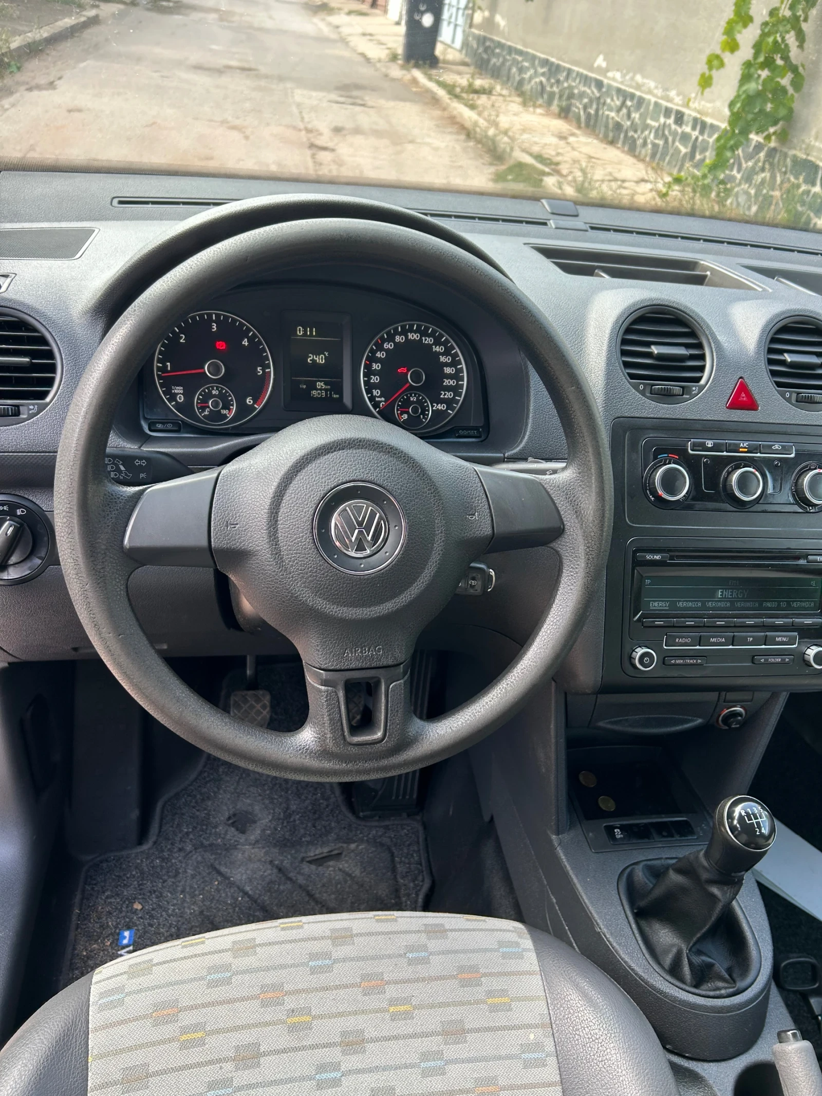 VW Caddy 1.6 TDI 75к.с. Климатик., снимка 9 - Автомобили и джипове - 56108887