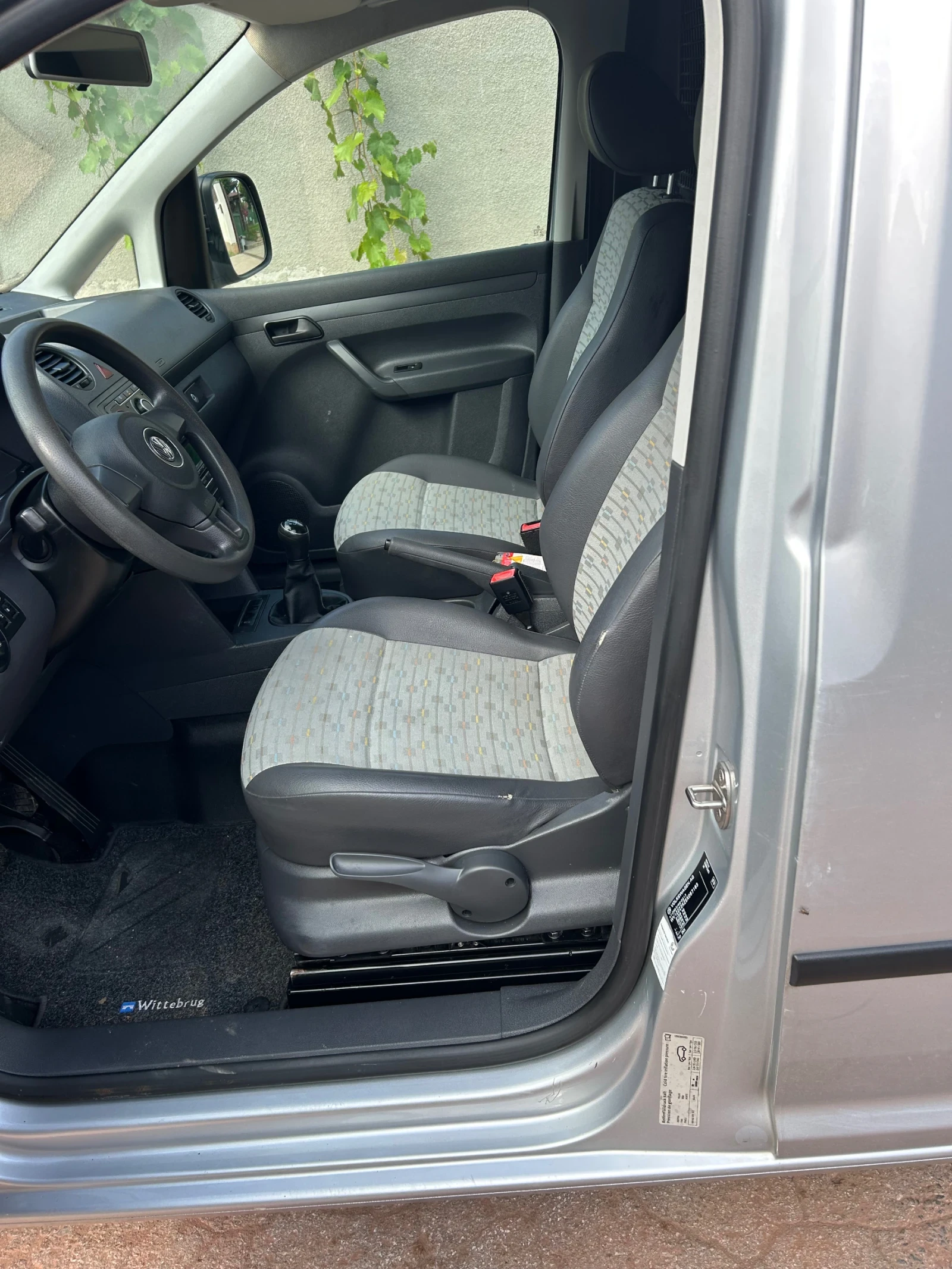 VW Caddy 1.6 TDI 75к.с. Климатик., снимка 13 - Автомобили и джипове - 56108887