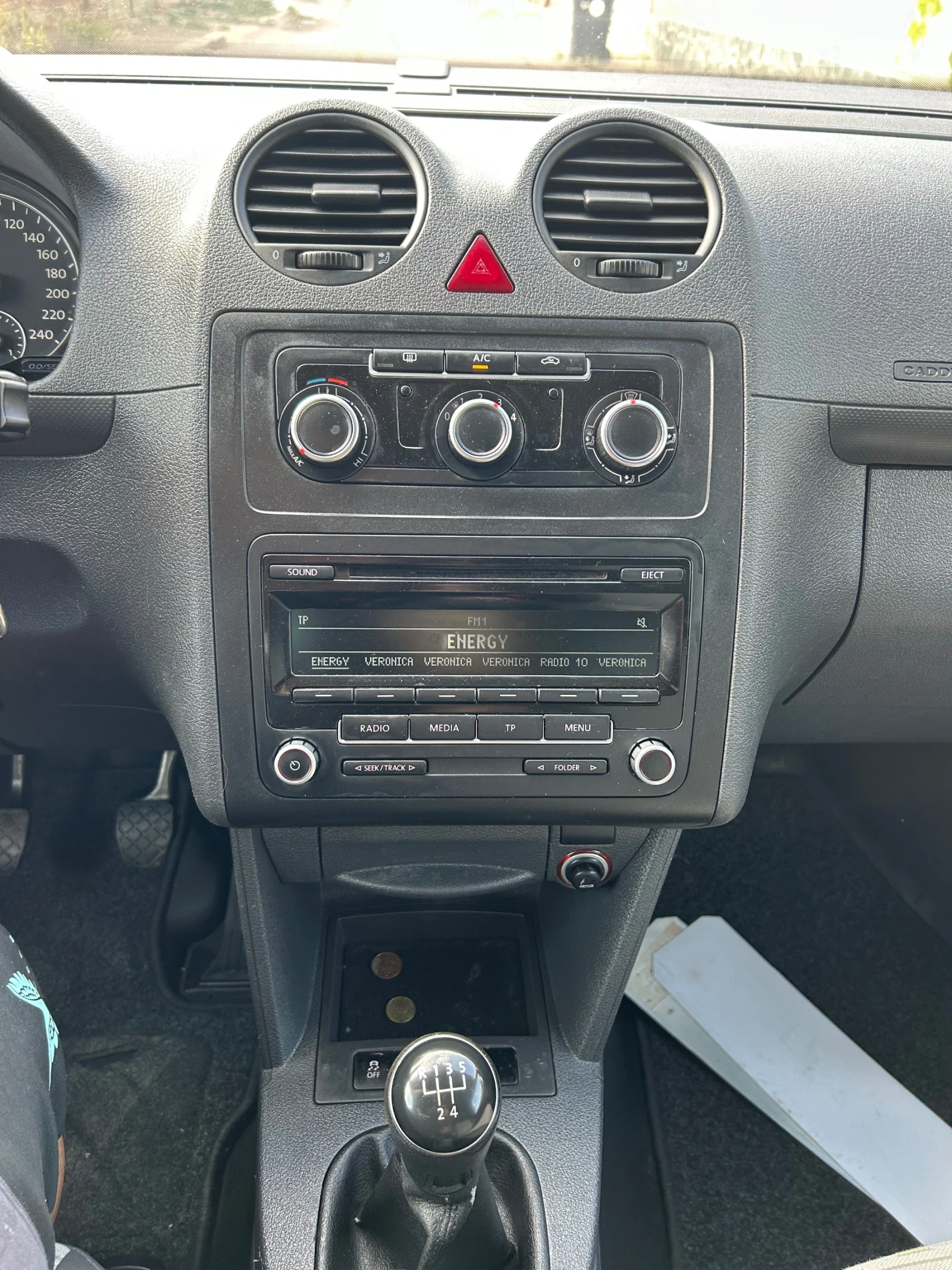 VW Caddy 1.6 TDI 75к.с. Климатик., снимка 11 - Автомобили и джипове - 56108887