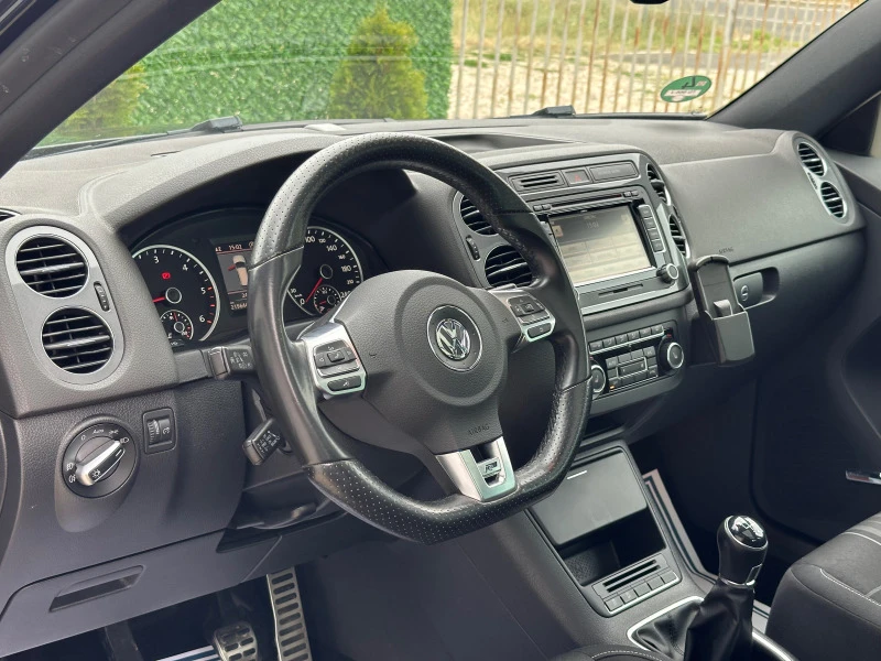 VW Tiguan R-Line Панорама* Xenon* Камера 2.0TDI, снимка 9 - Автомобили и джипове - 47172902