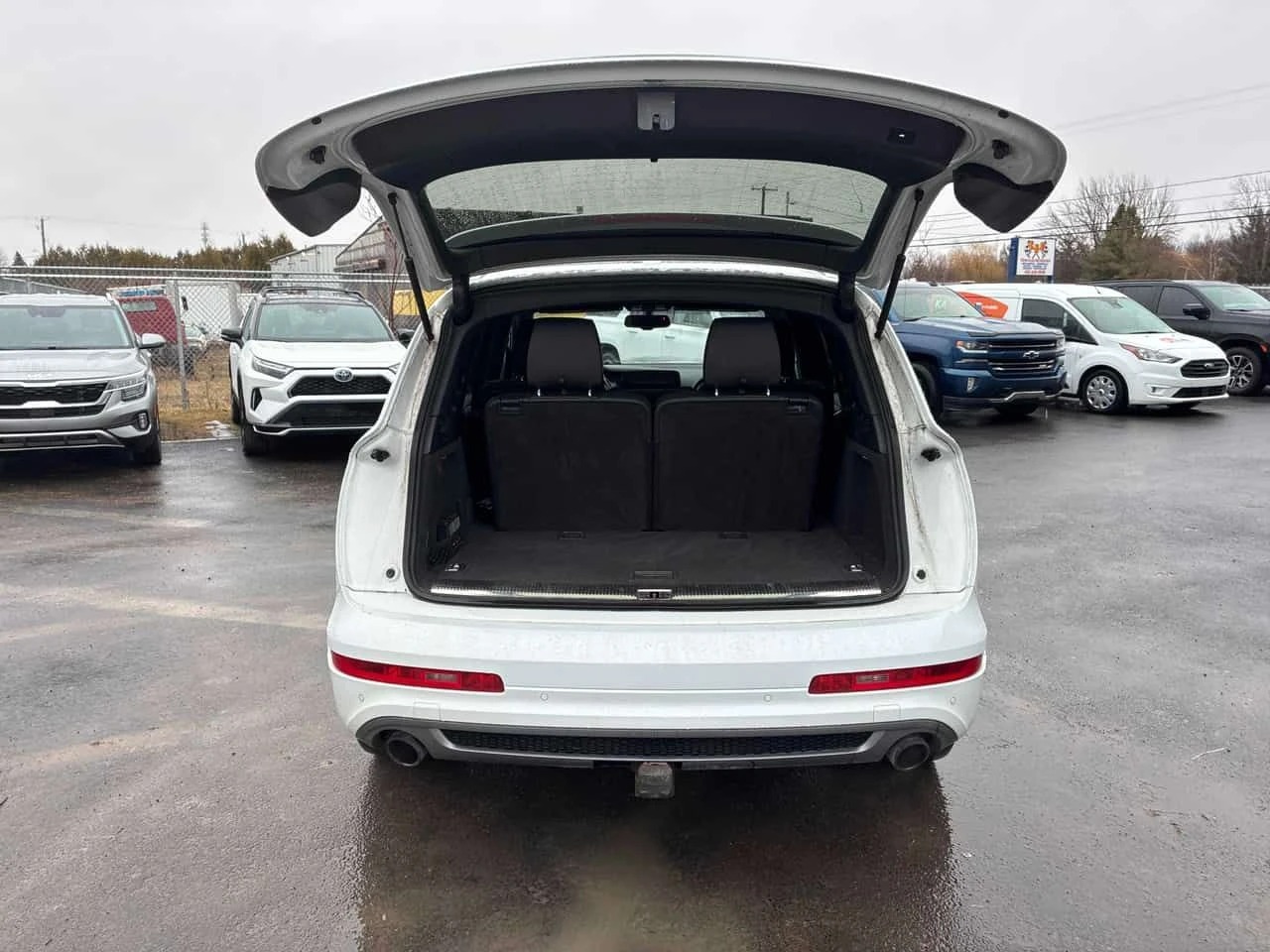 Audi Q7 * 3.0L * CARFAX * BOSE * ОБДУХВАНЕ * ТЕЛЕВИЗОРИ, снимка 15 - Автомобили и джипове - 54047309