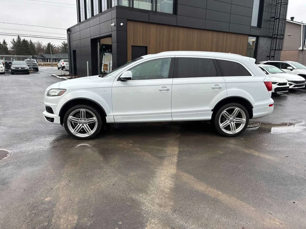 Audi Q7 * 3.0L * CARFAX * BOSE * ОБДУХВАНЕ * ТЕЛЕВИЗОРИ, снимка 2 - Автомобили и джипове - 54047309