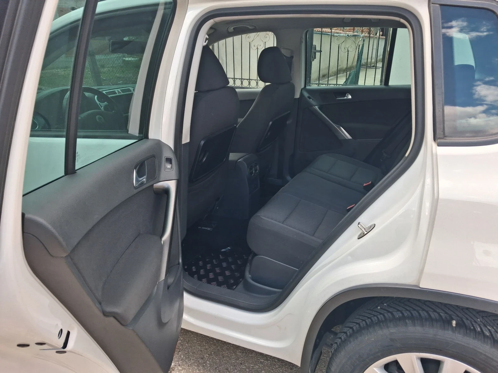 VW Tiguan, снимка 9 - Автомобили и джипове - 54359137