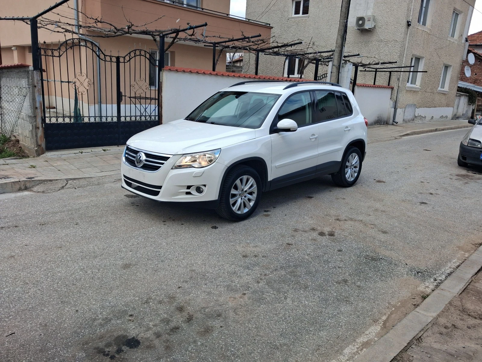 VW Tiguan, снимка 2 - Автомобили и джипове - 54359137
