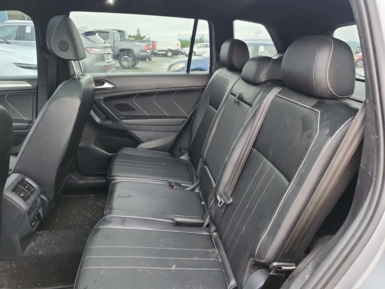 VW Tiguan * 2.0t 4motion Se R line Black* АВТОКРЕДИТ* , снимка 11 - Автомобили и джипове - 56271152
