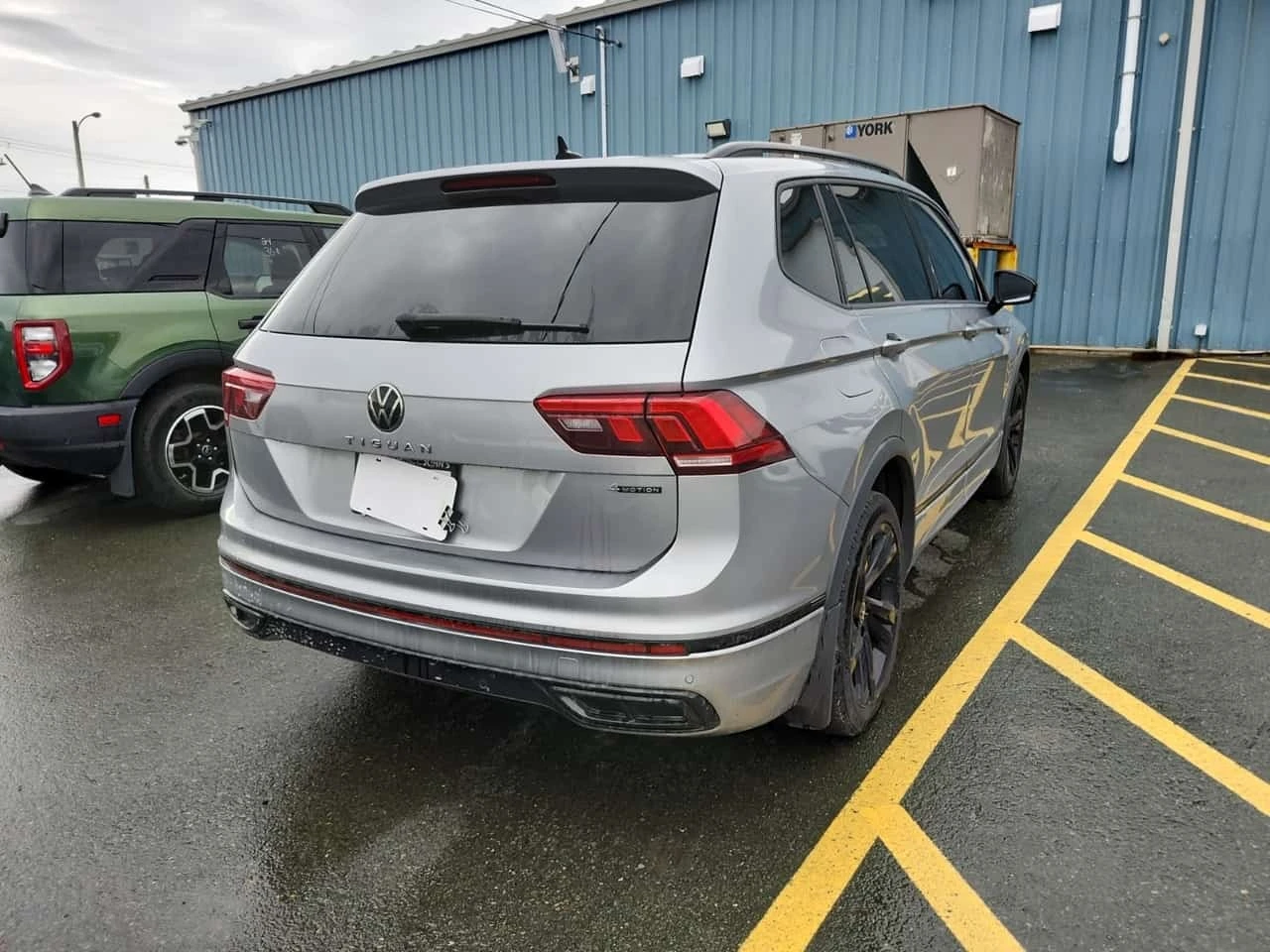 VW Tiguan * 2.0t 4motion Se R line Black* АВТОКРЕДИТ* , снимка 2 - Автомобили и джипове - 56271152