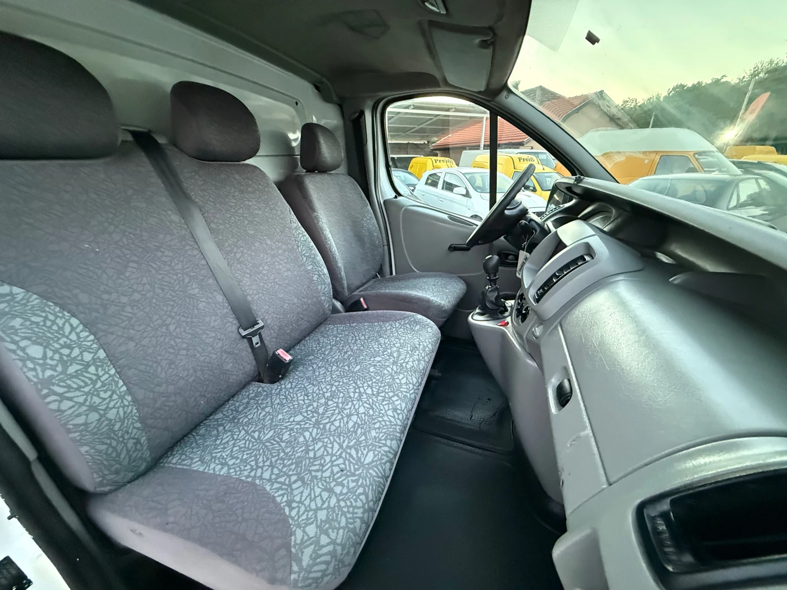 Opel Vivaro 1.9DTI, снимка 11 - Бусове и автобуси - 54762874