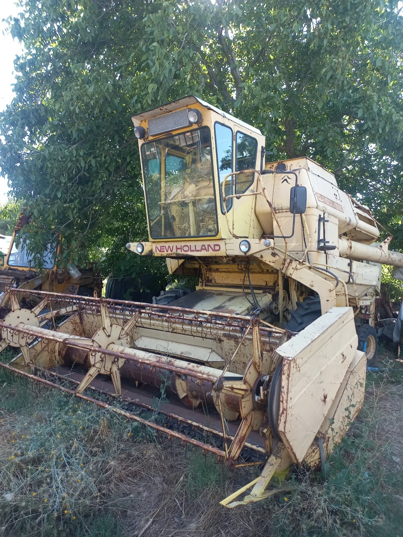 Комбайн New Holland 1550 , снимка 1 - Селскостопанска техника - 48647563