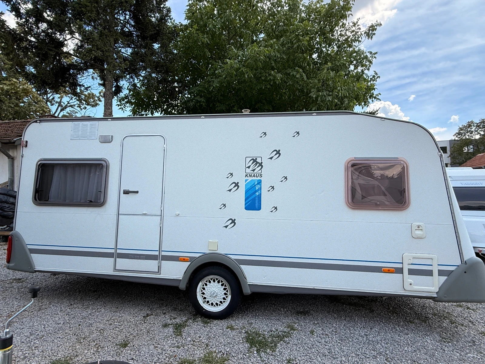 Каравана Knaus Azur 500, снимка 3 - Каравани и кемпери - 55228757