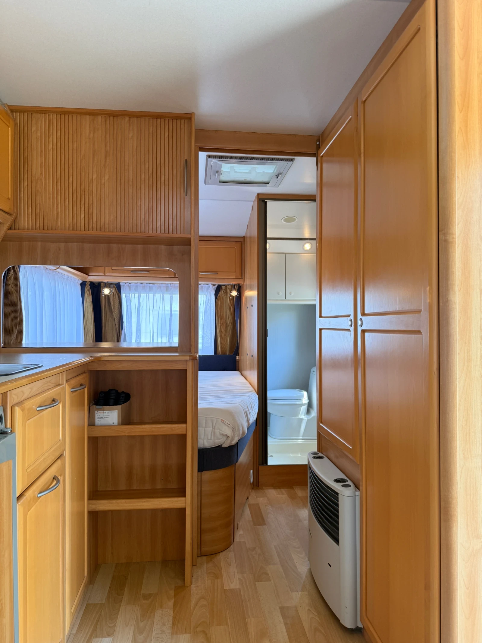 Каравана Knaus Azur 500, снимка 11 - Каравани и кемпери - 55228757