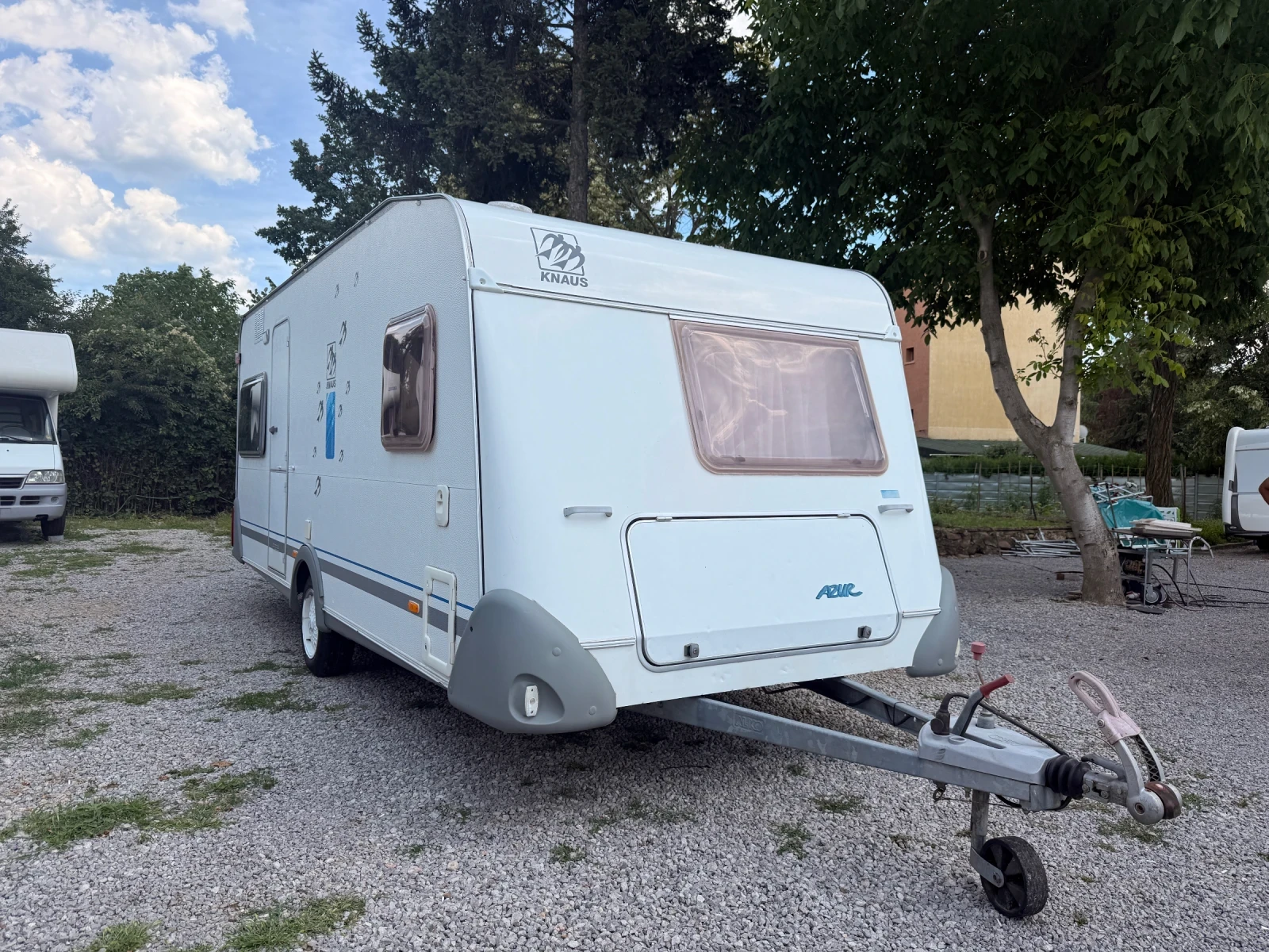 Каравана Knaus Azur 500, снимка 2 - Каравани и кемпери - 55228757
