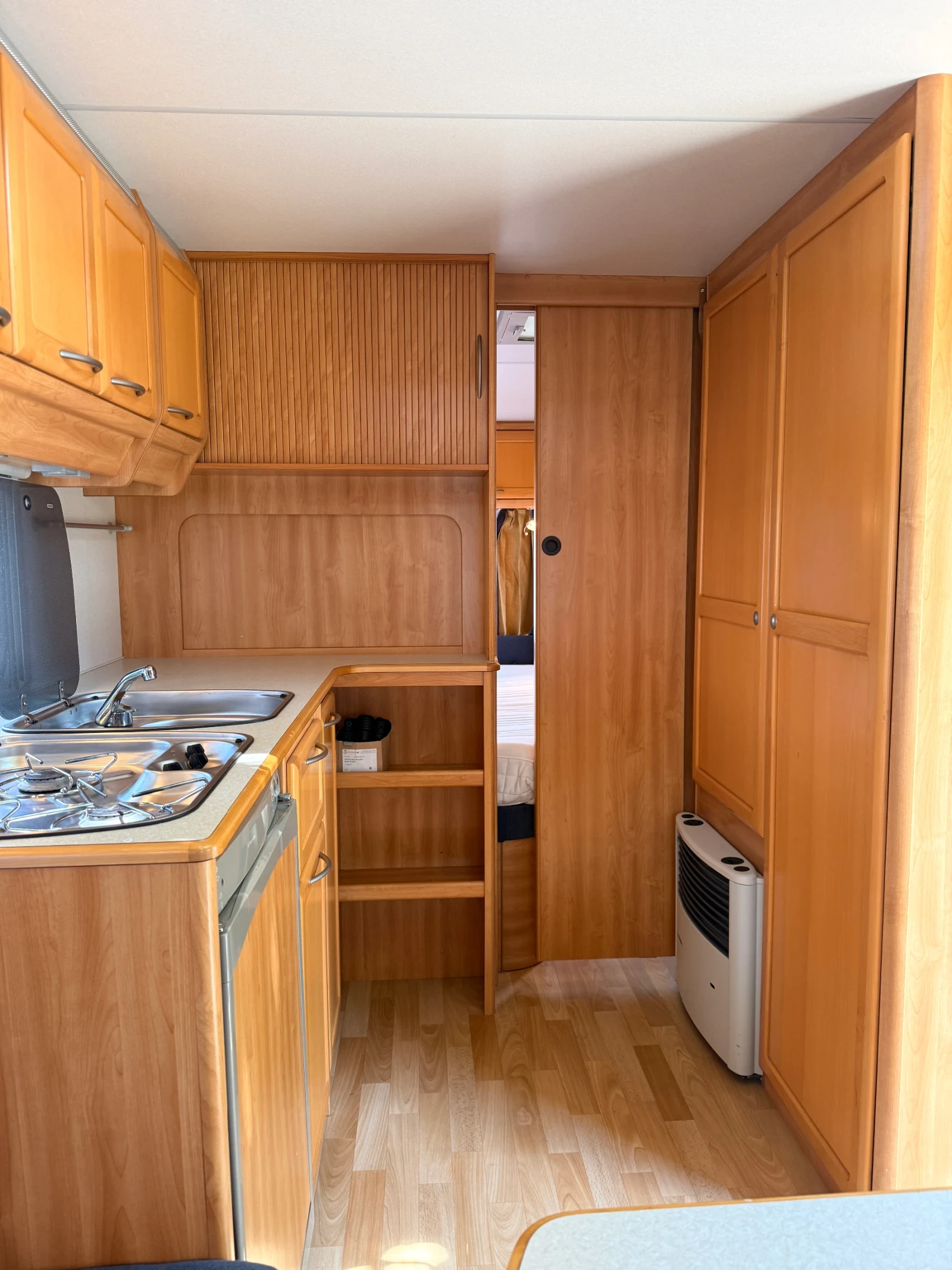 Каравана Knaus Azur 500, снимка 12 - Каравани и кемпери - 55228757