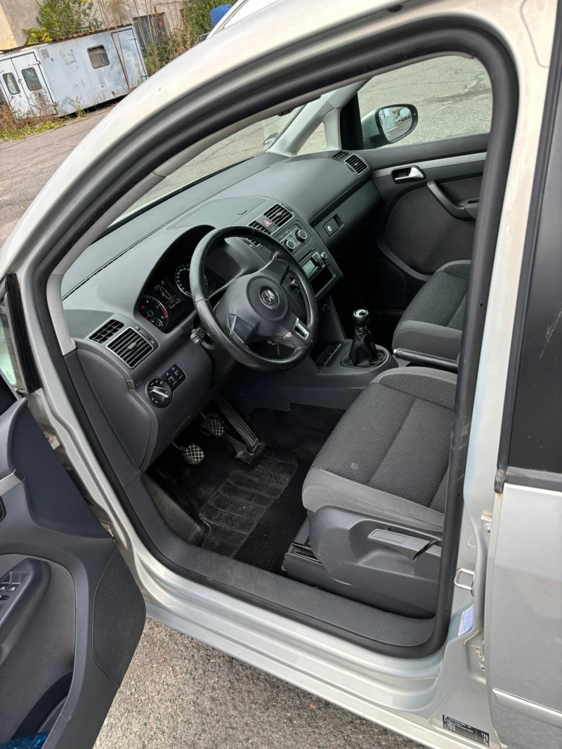 VW Touran 1.6 tdi, снимка 7 - Автомобили и джипове - 48123584