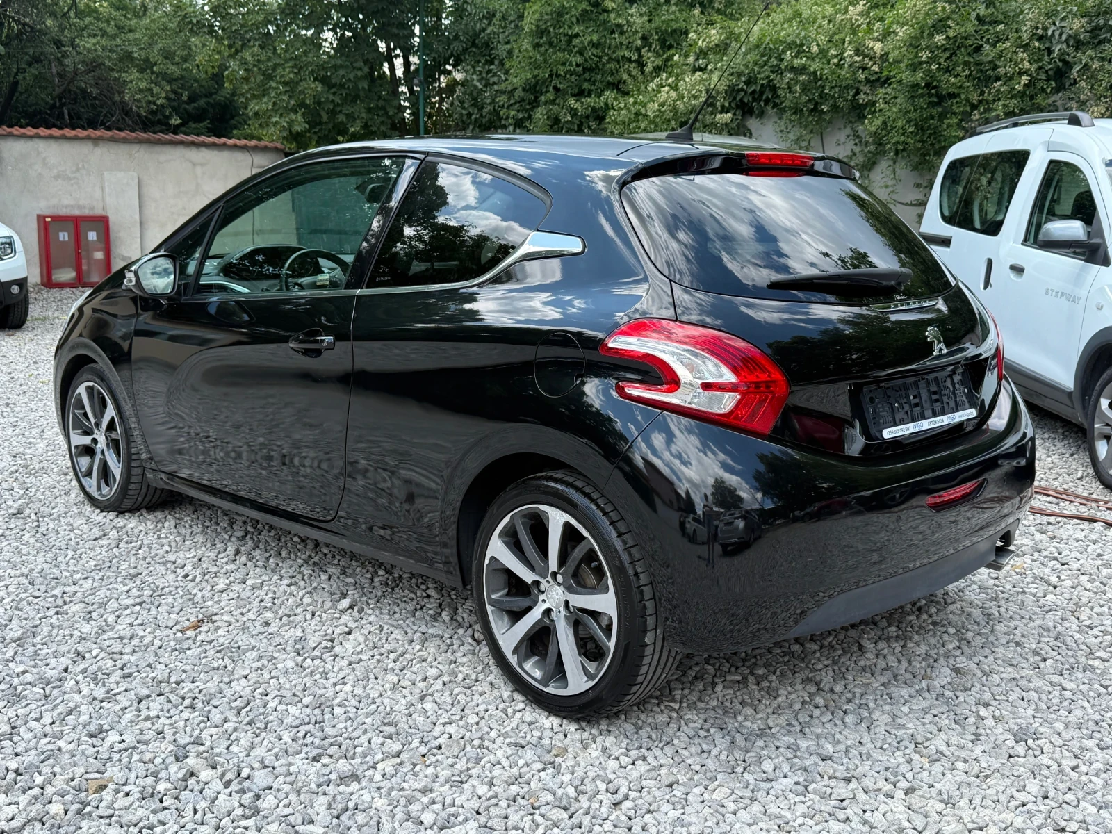 Peugeot 208 1.6HDI Allure 114k.c. - EURO5b - ОТЛИЧНО СЪСТОЯНИЕ - изображение 6