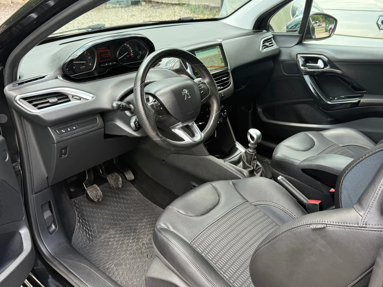 Peugeot 208 1.6HDI Allure 114k.c. - EURO5b - ОТЛИЧНО СЪСТОЯНИЕ - изображение 8