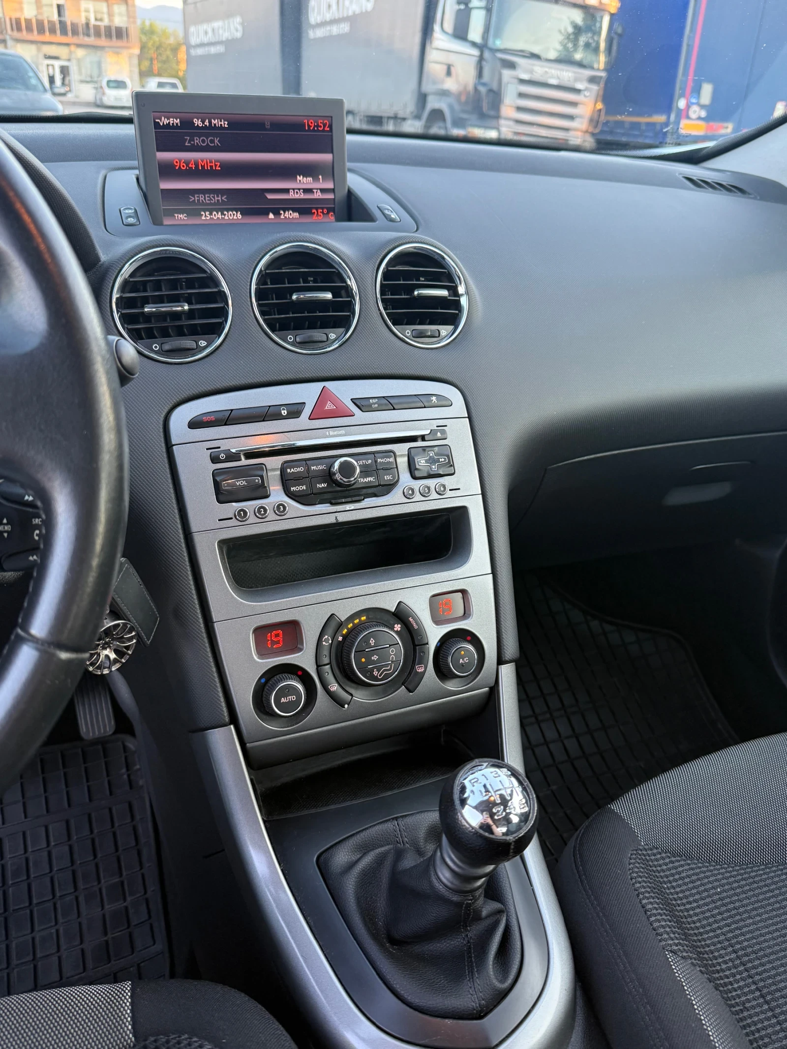 Peugeot 308 1.6 HDi 6 СКОРОСТИ, снимка 9 - Автомобили и джипове - 54352710