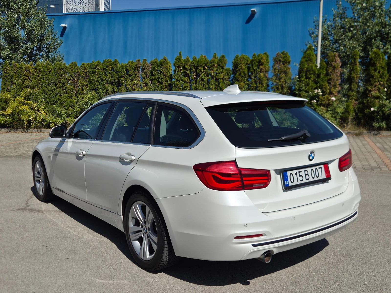BMW 318 Sport* B47* Бяла перла* УНИКАТ, снимка 4 - Автомобили и джипове - 55991122
