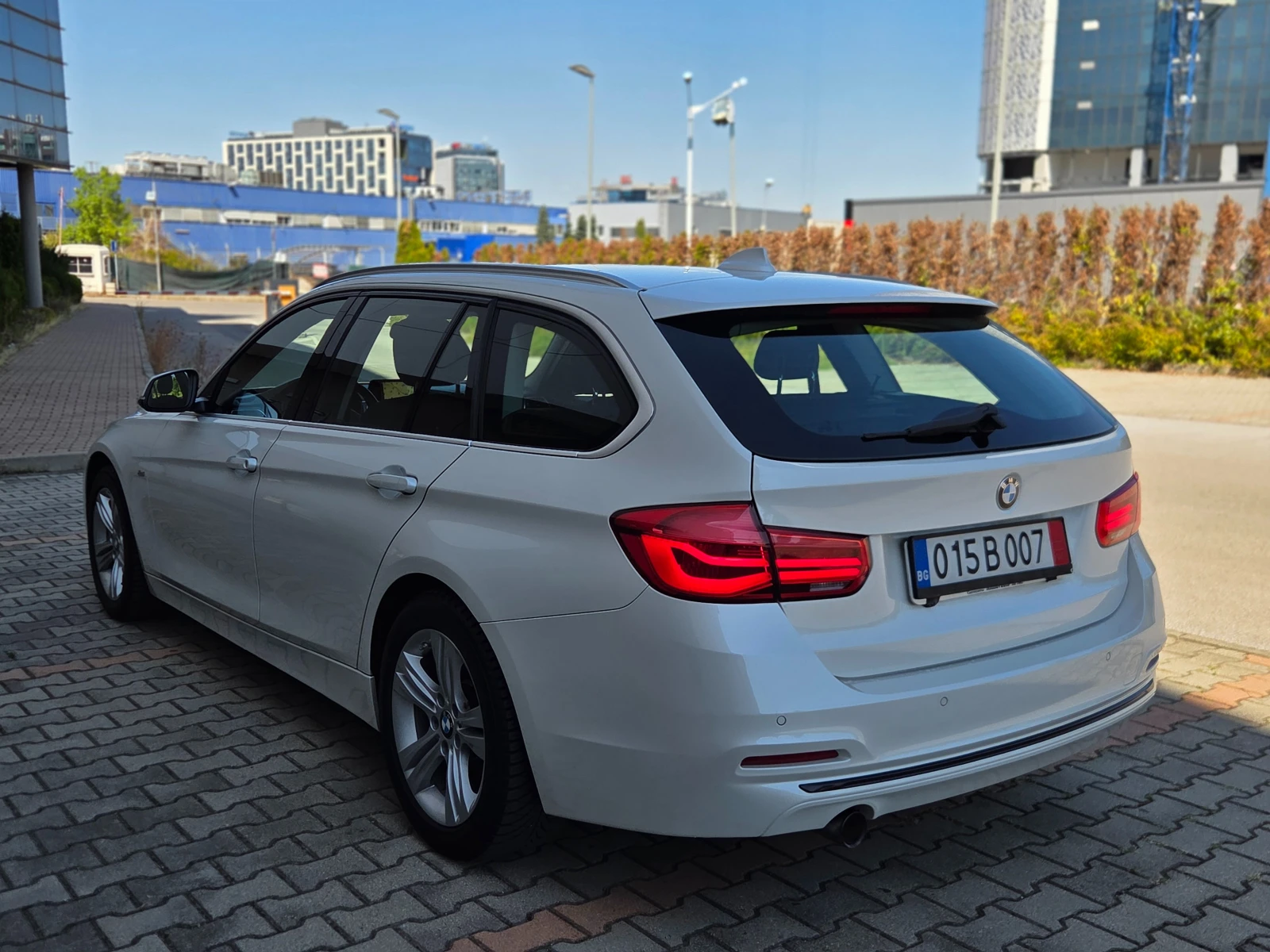 BMW 318 Sport* B47* Бяла перла* УНИКАТ, снимка 7 - Автомобили и джипове - 55991122