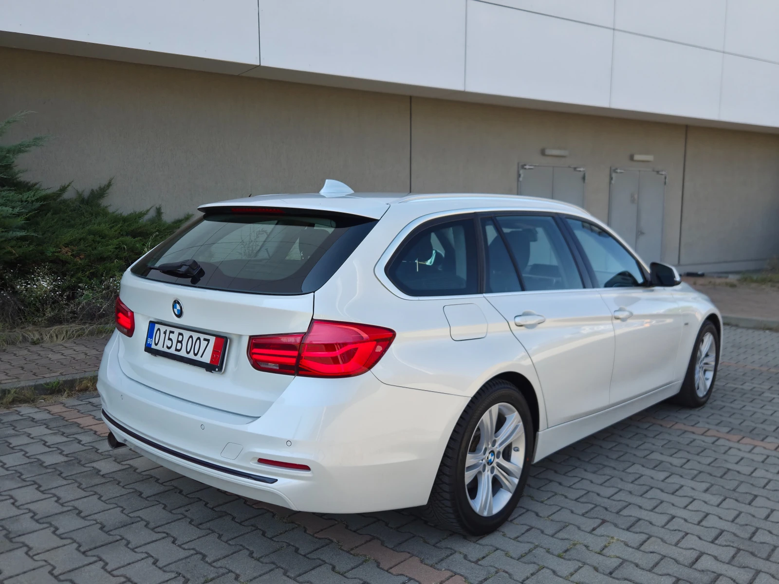 BMW 318 Sport* B47* Бяла перла* УНИКАТ, снимка 6 - Автомобили и джипове - 55991122