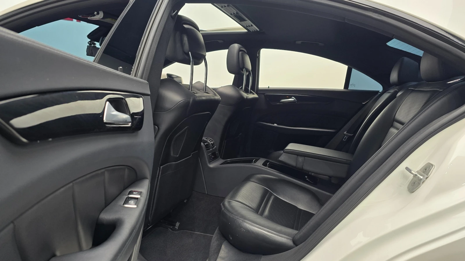 Mercedes-Benz CLS 63 AMG 4Matic, снимка 11 - Автомобили и джипове - 56221750