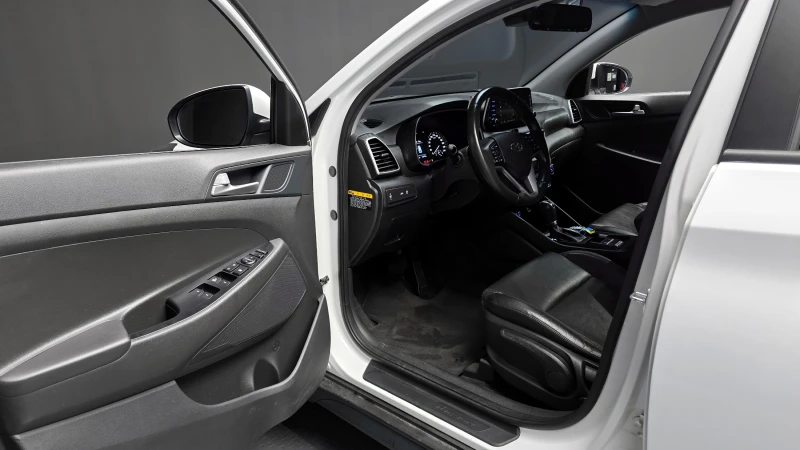 Hyundai Tucson 2.0 CRDI / АВТОМАТИК / СЕРВИЗНА ИСТОРИЯ !!!, снимка 5 - Автомобили и джипове - 53064777