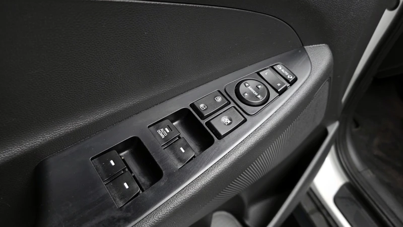 Hyundai Tucson 2.0 CRDI / АВТОМАТИК / СЕРВИЗНА ИСТОРИЯ !!!, снимка 15 - Автомобили и джипове - 53064777